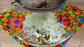 Салат из индейки с маринованным огурцом фото 5 шага рецепта