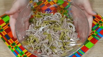 Салат из индейки с маринованным огурцом фото 6 шага рецепта