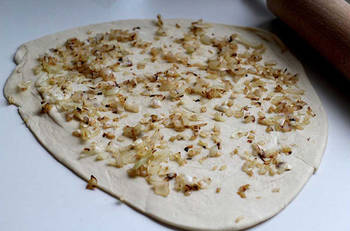 Лепешки с луком фото 9 шага рецепта