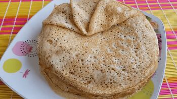 Тонкие ажурные блинчики с дырочками фото 9 шага рецепта