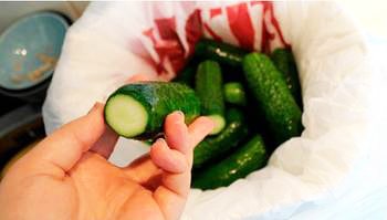 Малосольные огурцы в пакете фото 2 шага рецепта