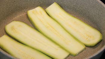 Рулеты из кабачков с чесноком фото 2 шага рецепта