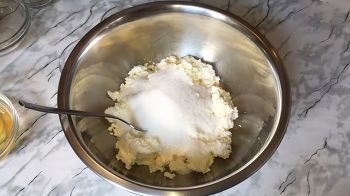 Пончики из творога фото 2 шага рецепта