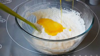 Пончики без кефира фото 4 шага рецепта