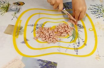 Рулет из омлета с сыром фото 1 шага рецепта