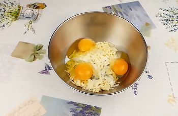 Рулет из омлета с сыром фото 4 шага рецепта