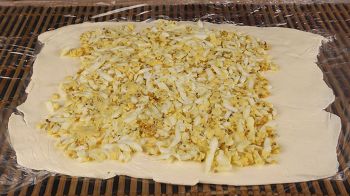 Рулет из плавленных сырков с крабовыми палочками фото 5 шага рецепта