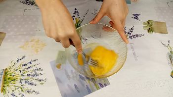 Пышные оладьи на кефире фото 2 шага рецепта