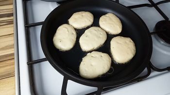 Пышные оладьи на кефире фото 7 шага рецепта