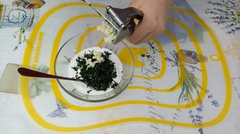 Ленивые пирожки с луком и яйцом фото 11 шага рецепта