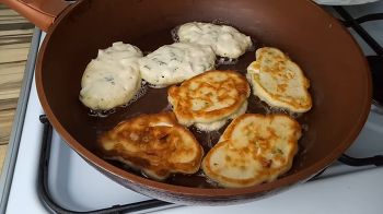 Ленивые пирожки с луком и яйцом фото 7 шага рецепта