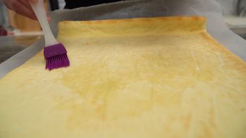 Бисквитный рулет с джемом фото 15 шага рецепта