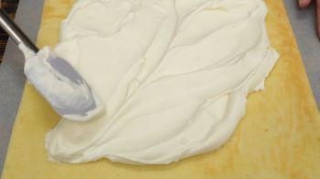 Бисквитный рулет с джемом фото 16 шага рецепта