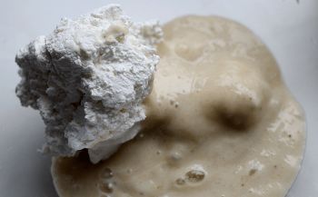 Творожная запеканка с бананом и вишней фото 2 шага рецепта