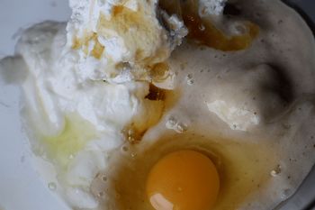 Творожная запеканка с бананом и вишней фото 3 шага рецепта