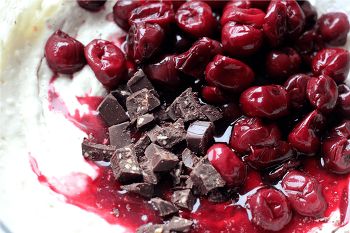 Творожная запеканка с бананом и вишней фото 5 шага рецепта