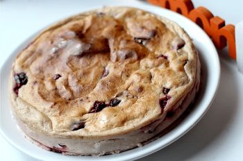 Творожная запеканка с бананом и вишней фото 9 шага рецепта