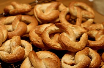 Немецкий Брецель фото 10 шага рецепта