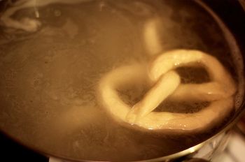 Немецкий Брецель фото 8 шага рецепта