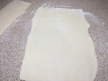 Сосиски в слоеном бездрожжевом тесте фото 2 шага рецепта