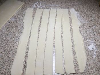 Сосиски в слоеном бездрожжевом тесте фото 3 шага рецепта