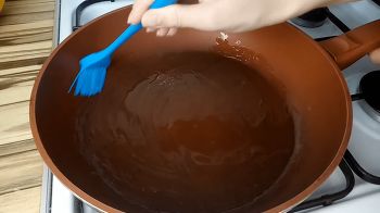 Пицца на сковороде со сметаной фото 7 шага рецепта