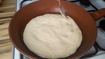 Пицца на сковороде со сметаной фото 8 шага рецепта