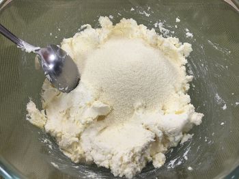 Сырники с манкой и изюмом фото 3 шага рецепта