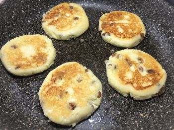 Сырники с манкой и изюмом фото 6 шага рецепта