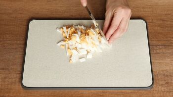 Салат с сухариками, колбасой и кукурузой фото 2 шага рецепта