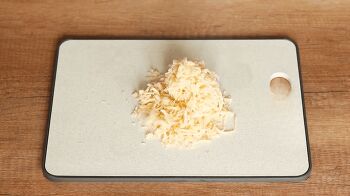 Салат с сухариками, колбасой и кукурузой фото 4 шага рецепта