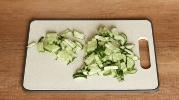 Салат с сухариками, колбасой и кукурузой фото 5 шага рецепта