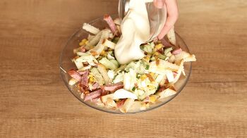 Салат с сухариками, колбасой и кукурузой фото 7 шага рецепта