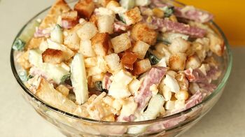 Салат с сухариками, колбасой и кукурузой фото 8 шага рецепта