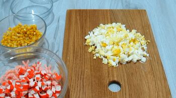 Крабовый салат с креветками фото 4 шага рецепта