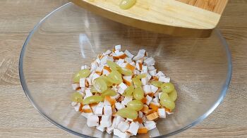 Салат с курицей и виноградом фото 2 шага рецепта