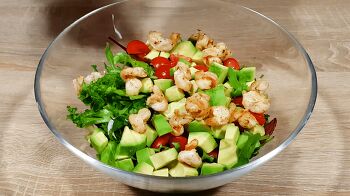 Салат с креветками и авокадо фото 8 шага рецепта