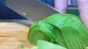 Салат с красной рыбой и авокадо фото 3 шага рецепта