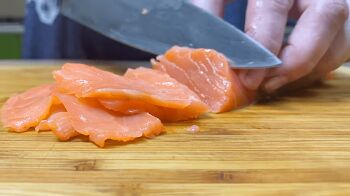 Салат с красной рыбой и авокадо фото 4 шага рецепта