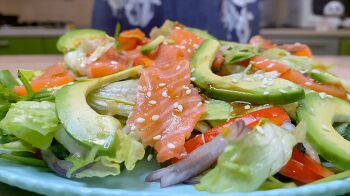 Салат с красной рыбой и авокадо фото 9 шага рецепта