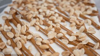 Рулет Сникерс фото 11 шага рецепта