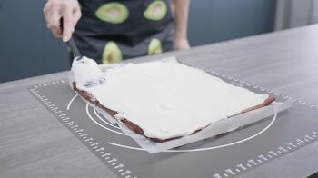 Рулет Сникерс фото 9 шага рецепта