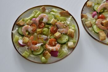 Салат с креветками, редисом и помидорами черри фото 10 шага рецепта