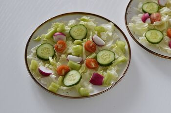 Салат с креветками, редисом и помидорами черри фото 6 шага рецепта