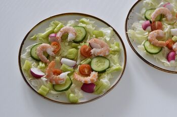 Салат с креветками, редисом и помидорами черри фото 7 шага рецепта