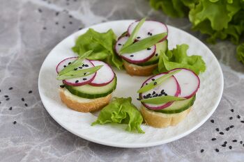 Бутерброды с огурцом и редисом фото 7 шага рецепта