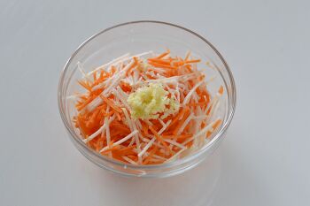 Салат из моркови, кольраби и зёрен граната фото 4 шага рецепта