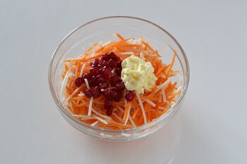Салат из моркови, кольраби и зёрен граната фото 5 шага рецепта