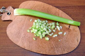 Салат из курицы с ананасом и сельдереем фото 1 шага рецепта