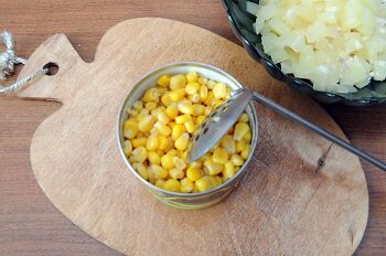 Салат из курицы с ананасом и сельдереем фото 4 шага рецепта